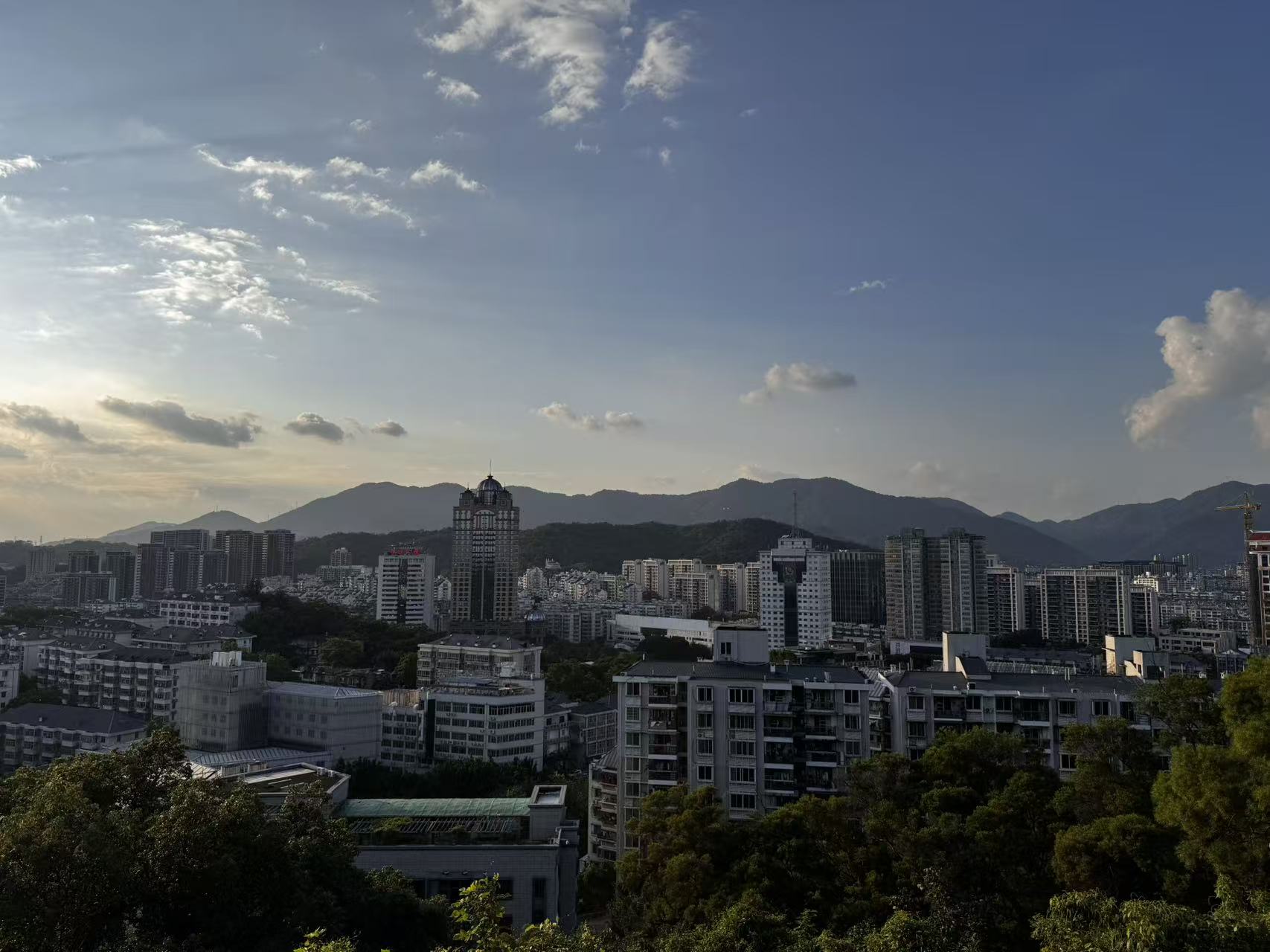 远处的城市与山