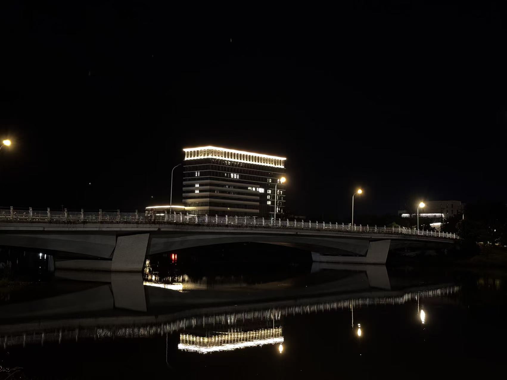 夜色落进水面