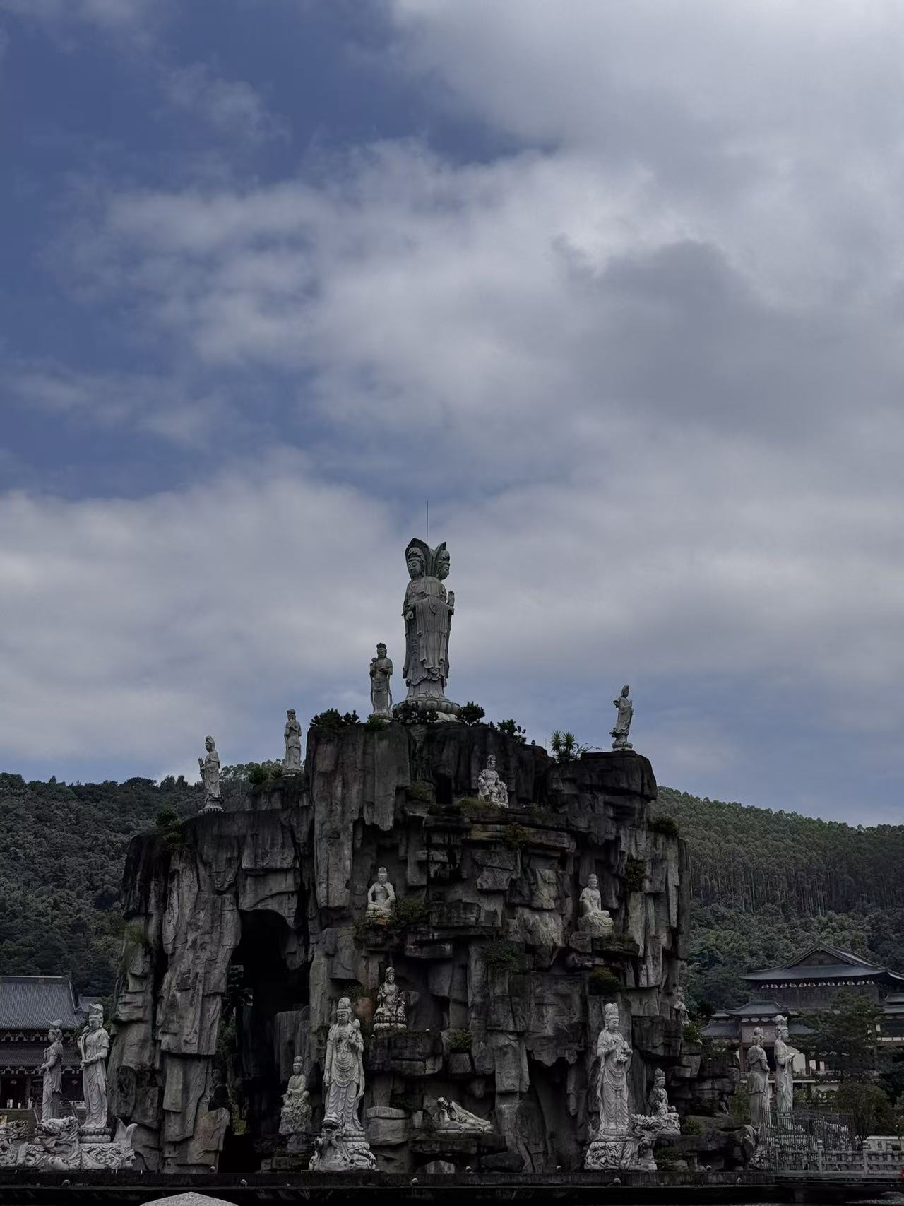山中的石像