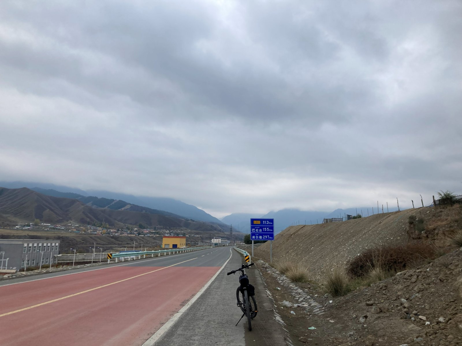 山路旁停下的自行车