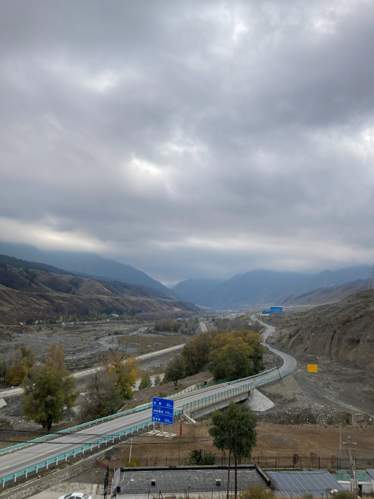 蜿蜒穿过河谷的公路