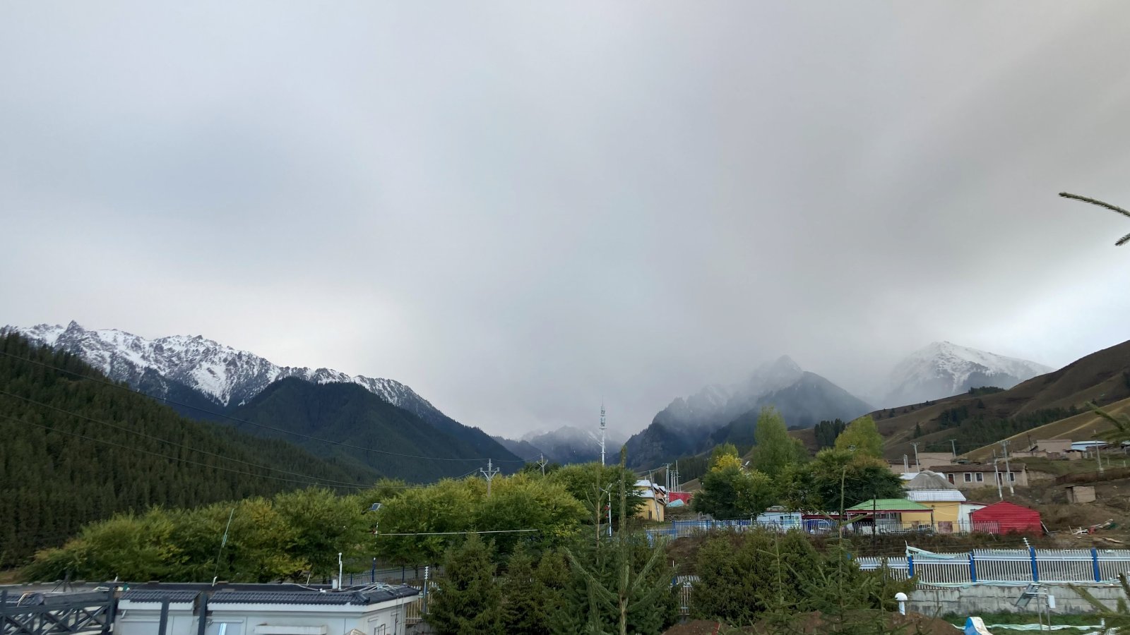 群山与山脚下的屋舍