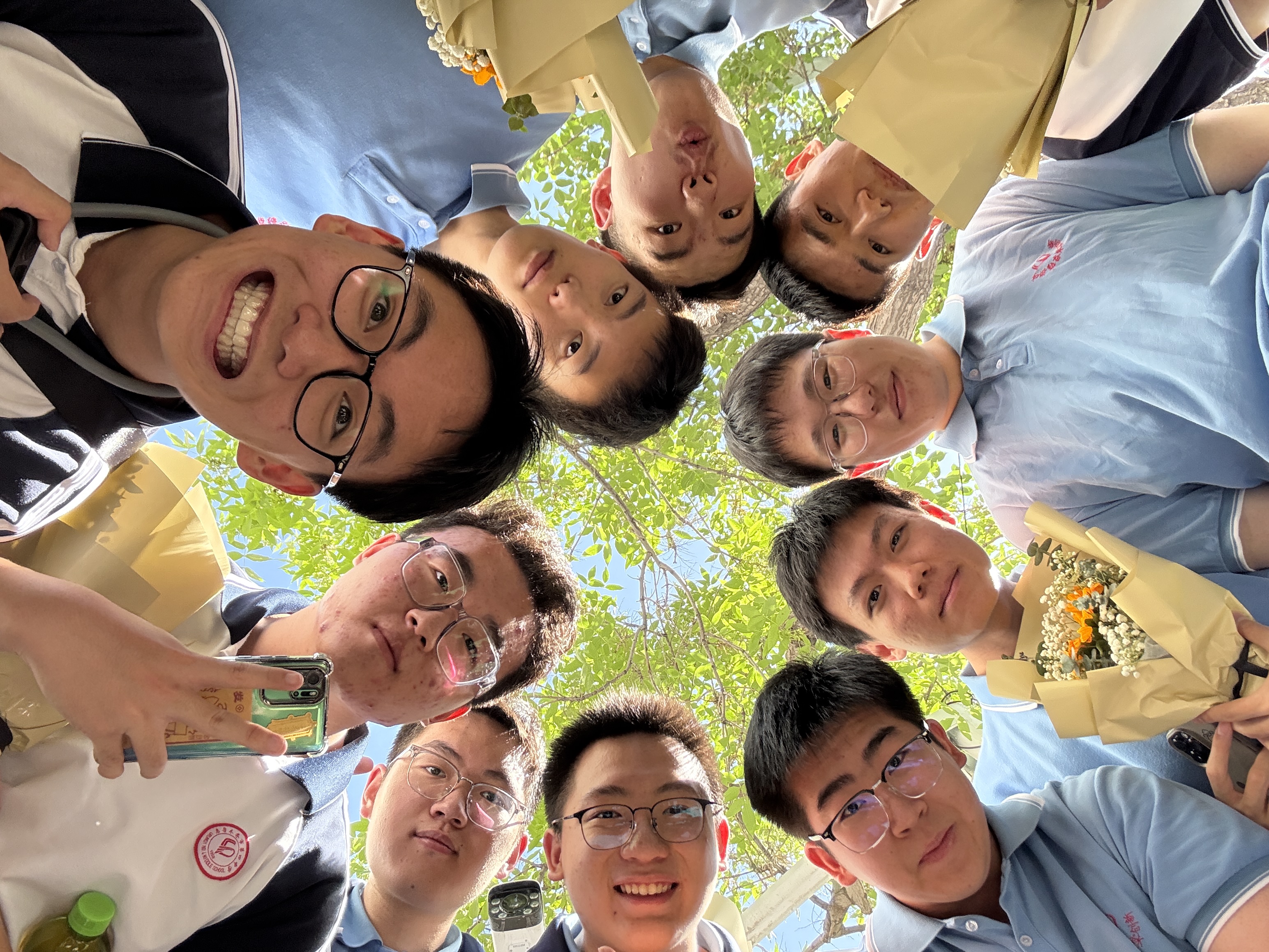 阳光穿过绿叶，少年仰头围笑
